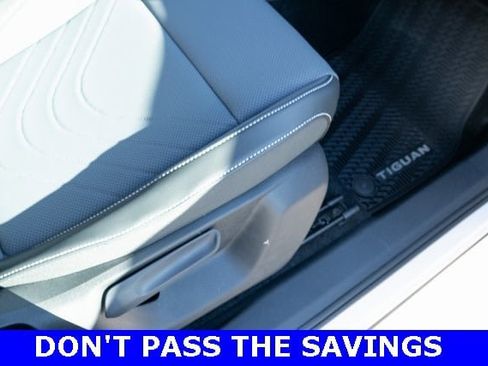 New 2025 Volkswagen Tiguan SE image 44