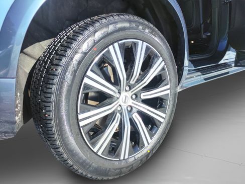 Used 2023 Volvo XC90 B5 Plus image 11