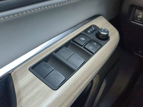 Used 2023 Toyota Venza LE image 28