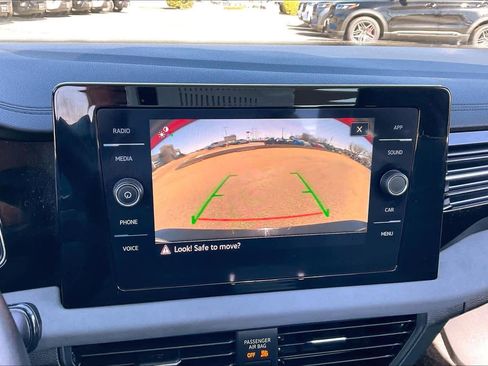 Used 2025 Volkswagen Jetta SE image 27