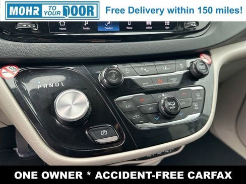 Used 2024 Chrysler Pacifica Touring-L image 17