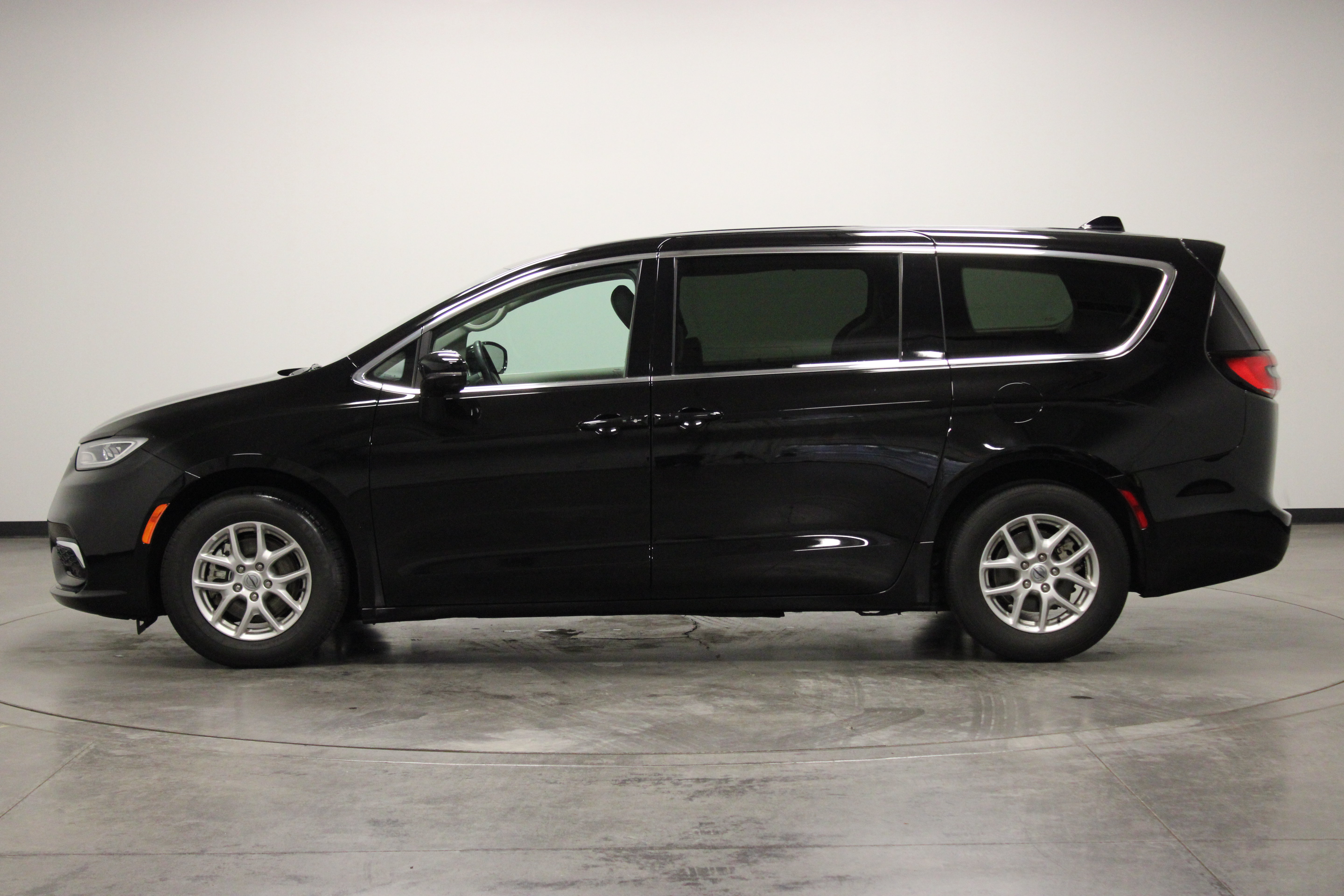 Used 2024 Chrysler Pacifica Touring-L FWD image 5