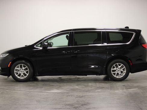 Used 2024 Chrysler Pacifica Touring-L FWD image 5