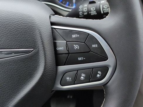 Used 2023 Chrysler Pacifica Touring-L image 16