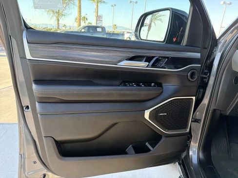 Used 2023 Jeep Wagoneer Series III w/ Preferred Equipment Group AWD/4WD image 9