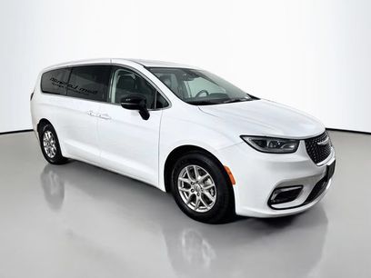 Used 2024 Chrysler Pacifica Touring-L