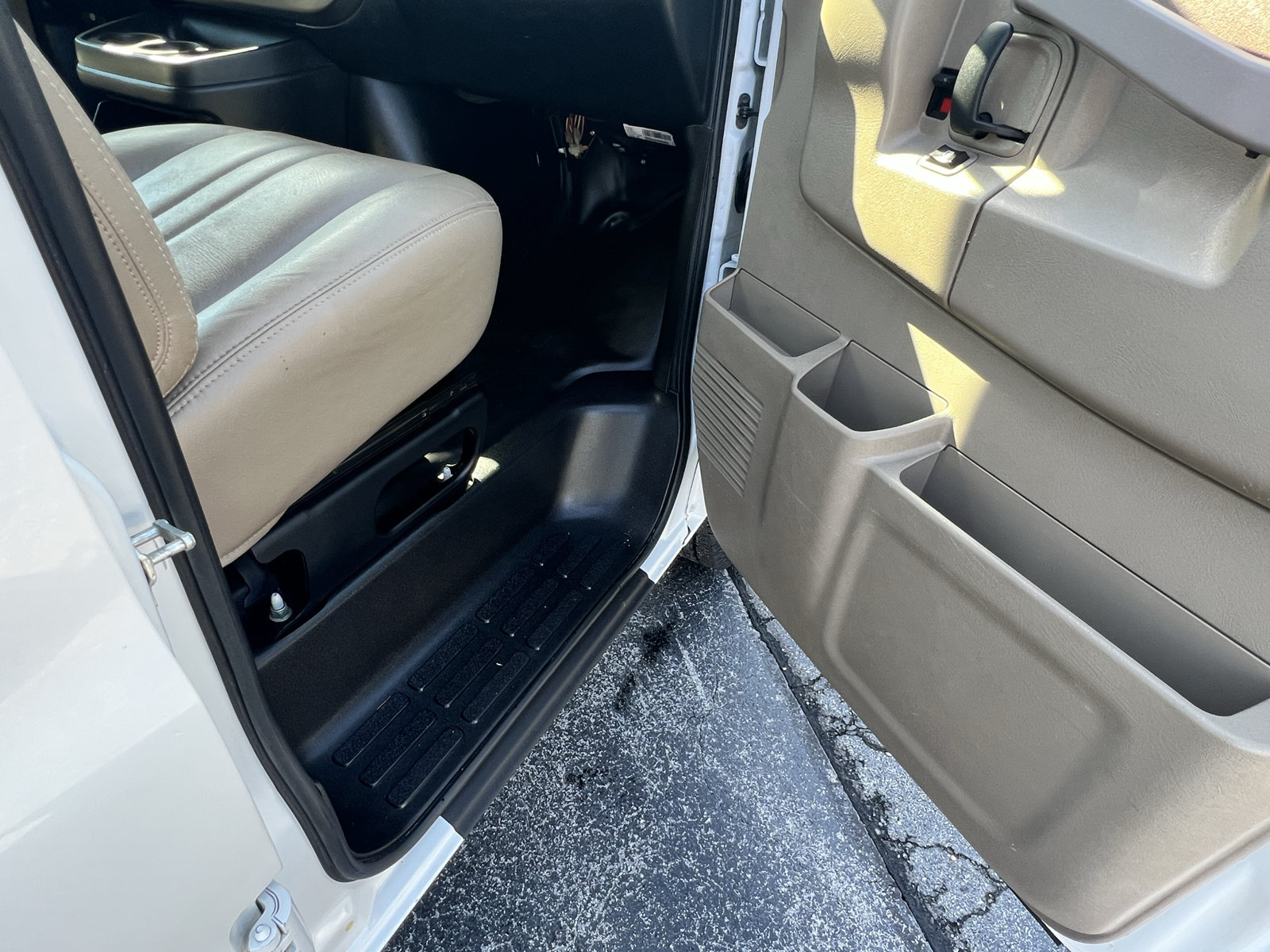 Used 2019 Chevrolet Express 2500 w/ Driver Convenience Package RWD image 17