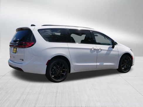 New 2026 Chrysler Pacifica Limited w/ S Appearance Package image 7