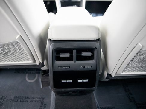 Certified 2025 Porsche Macan Electric image 24