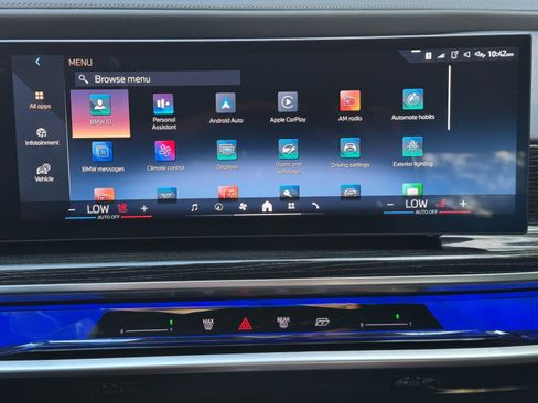 Used 2025 BMW 740i w/ Premium Package RWD image 27