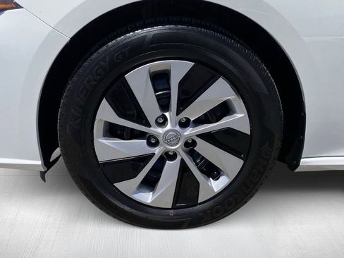 Used 2025 Nissan Altima 2.5 S FWD image 14