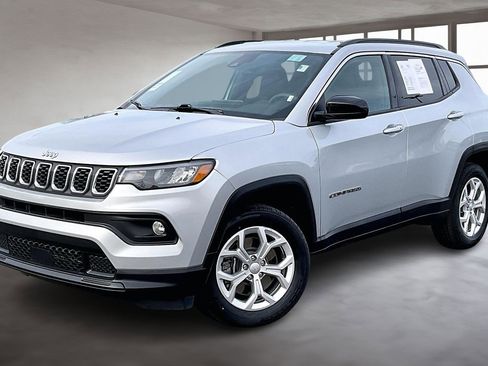 Used 2024 Jeep Compass Latitude image 3