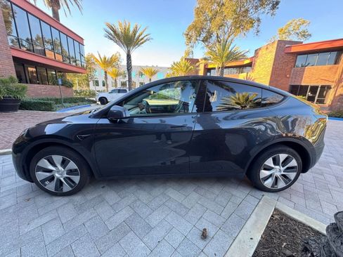 Used 2024 Tesla Model Y Long Range AWD/4WD image 9
