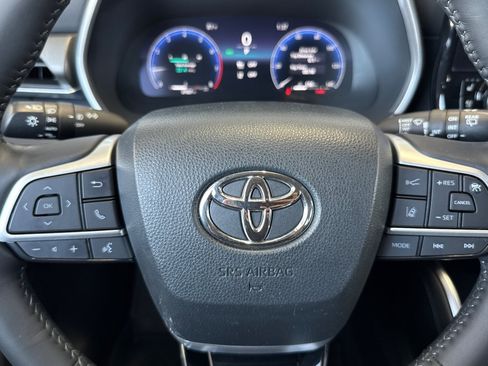 Certified 2024 Toyota Highlander Limited FWD image 23