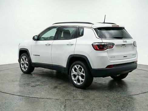 Used 2025 Jeep Compass Latitude AWD/4WD image 6