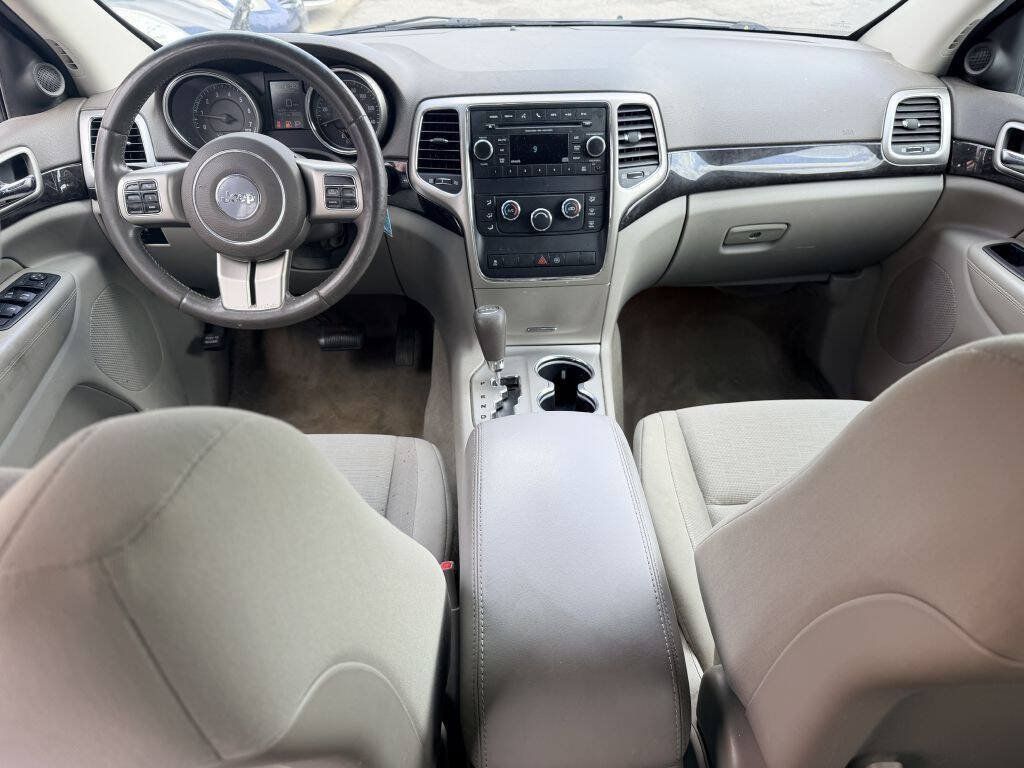 Used 2012 Jeep Grand Cherokee Laredo w/ Laredo E Group AWD/4WD image 8