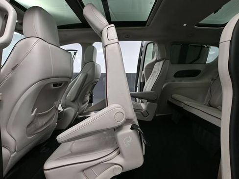 Used 2020 Chrysler Pacifica Limited FWD image 40