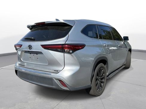 Used 2022 Toyota Highlander XLE image 6