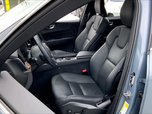 Used 2022 Volvo XC60 B5 Momentum w/ Climate Package image 8