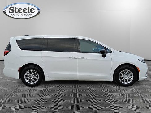 New 2026 Chrysler Pacifica Select image 6