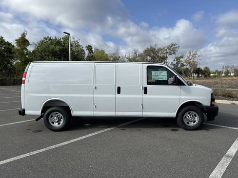 New 2026 Chevrolet Express 2500 Extended image 2