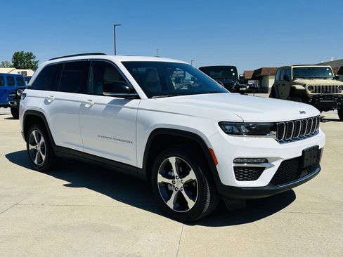 Used 2023 Jeep Grand Cherokee Limited AWD/4WD image 2