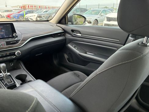 Used 2025 Nissan Altima 2.5 SV FWD image 29