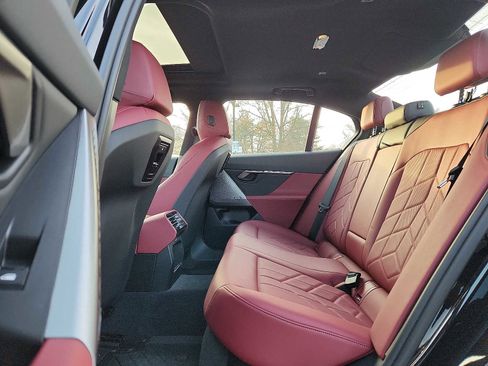 Used 2024 BMW i5 eDrive40i w/ Convenience Package image 10