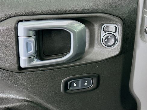 Used 2022 Jeep Gladiator Sport image 15