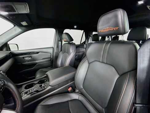 Used 2025 Honda Pilot TrailSport image 3