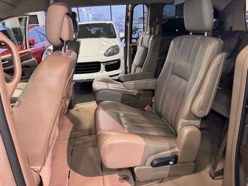 Used 2014 Chrysler Town & Country Touring-L w/ Driver Convenience Group image 16