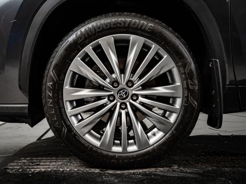 Used 2023 Toyota Highlander Platinum image 13