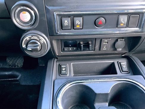 Used 2018 Nissan Titan SV image 17