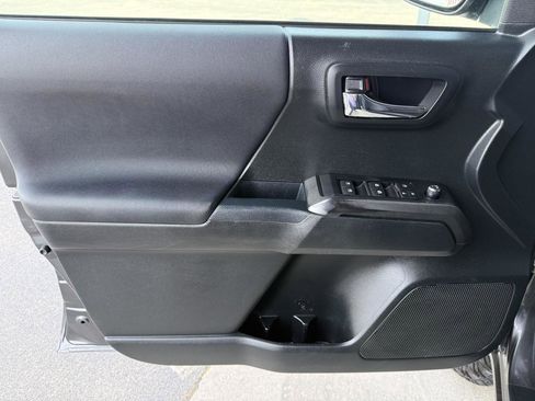 Used 2017 Toyota Tacoma TRD Sport w/ Tow Package image 10