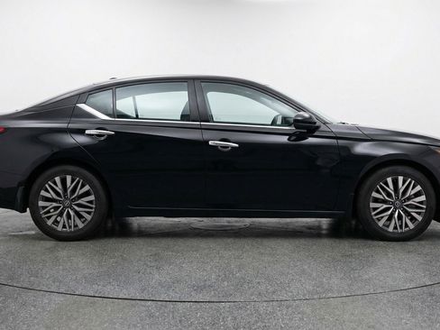 Used 2025 Nissan Altima 2.5 SV FWD image 11