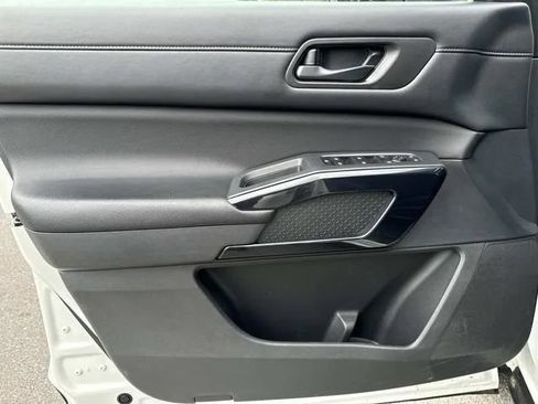Used 2025 Nissan Pathfinder SV AWD/4WD image 31