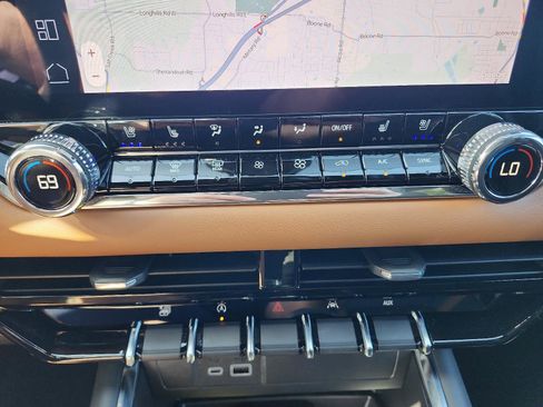 Used 2025 GMC Canyon AT4 w/ Nightfall Edition image 17