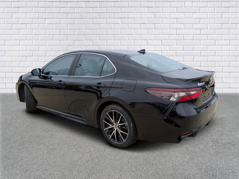 Used 2021 Toyota Camry SE image 3