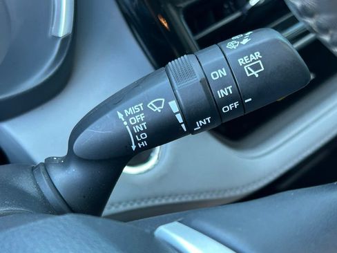 Used 2023 Toyota Highlander XLE FWD image 25