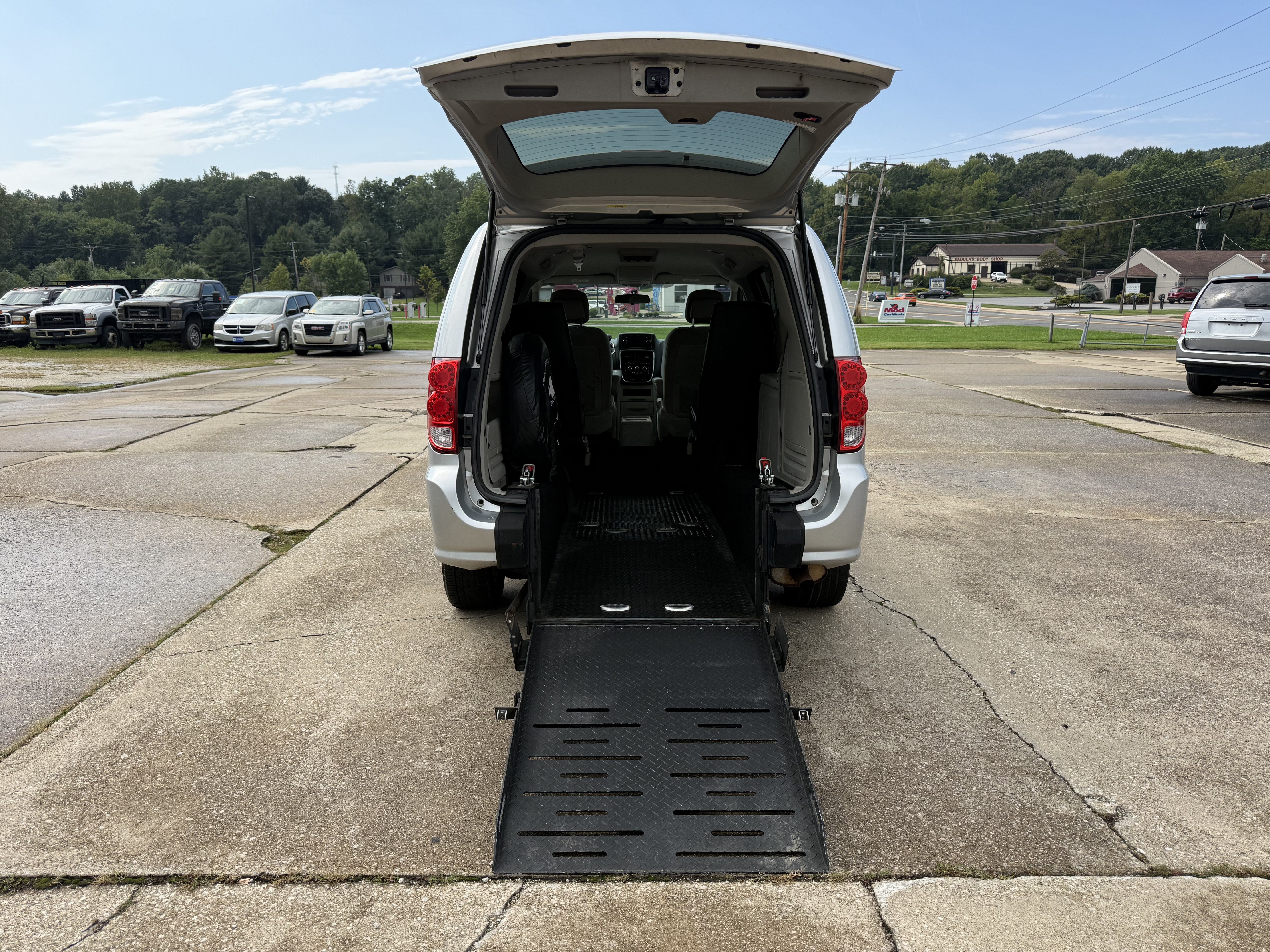 Used 2011 Dodge Grand Caravan Mainstreet FWD image 1