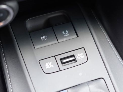 Certified 2024 Toyota Venza LE image 32