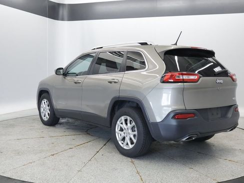 Used 2016 Jeep Cherokee Latitude w/ Cold Weather Group FWD image 3