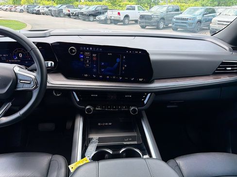 Used 2025 Chevrolet Suburban Z71 AWD/4WD image 19