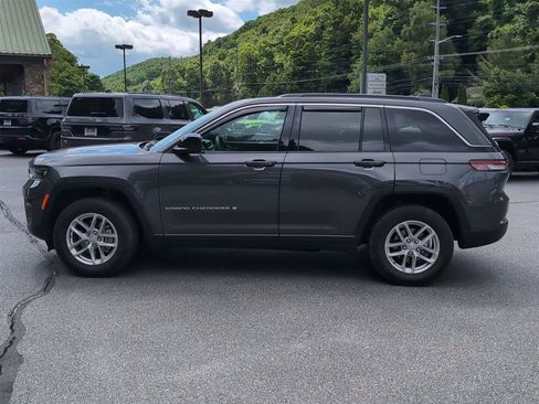 Certified 2025 Jeep Grand Cherokee Laredo X w/ Luxury Tech Group I AWD/4WD image 8