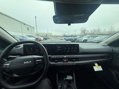 Used 2025 Kia K4 LXS image 33