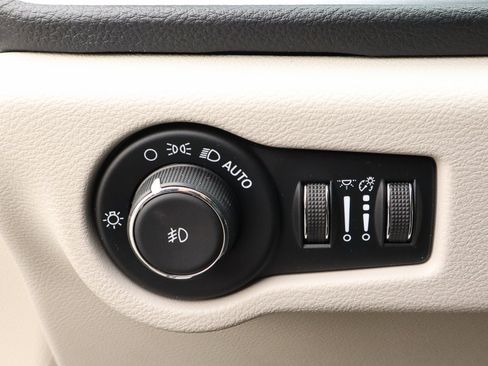 Used 2023 Chrysler Pacifica Limited image 16