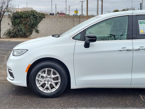 Used 2024 Chrysler Pacifica Touring-L image 2