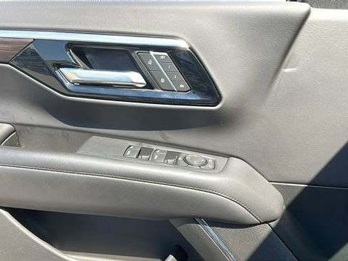Used 2025 Chevrolet Tahoe Z71 AWD/4WD image 27