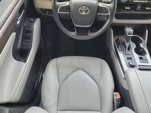 Used 2022 Toyota Highlander Limited image 11