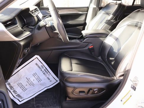 Used 2023 Jeep Grand Cherokee Limited image 44